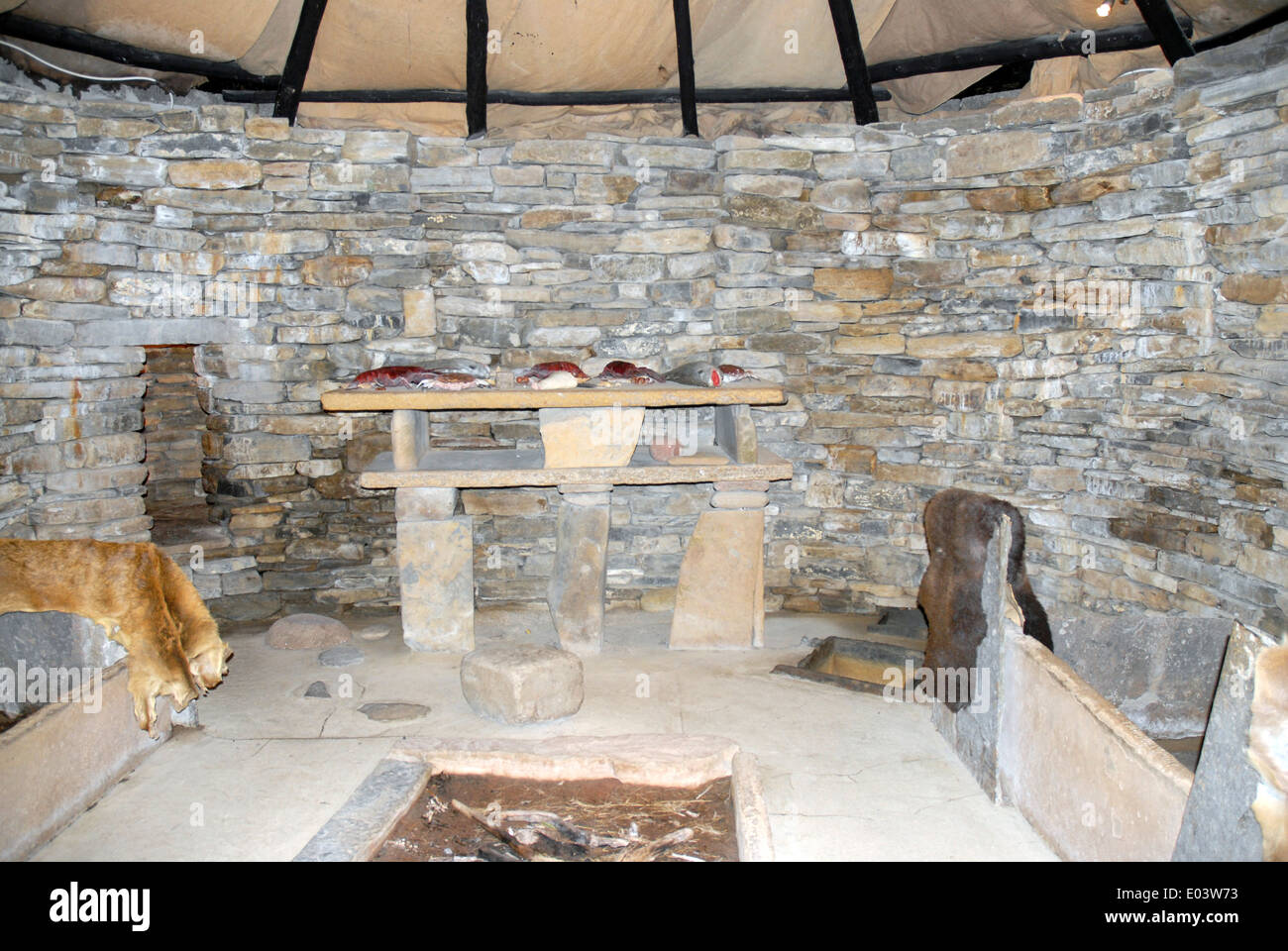 Skara Brae insediamento neolitico, baia di Skaill, Continentale, Orkney. Interno della casa ricostruita. Foto Stock