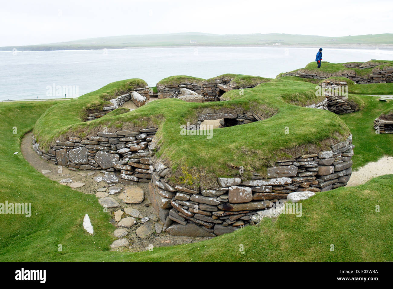 Skara Brae insediamento neolitico, baia di Skaill, Continentale, Orkney, che mostra la forma arrotondata delle capanne Foto Stock