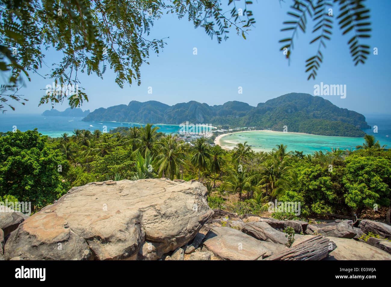 Phi-Phi isola, Provincia di Krabi, Thailandia. Panorama Foto Stock