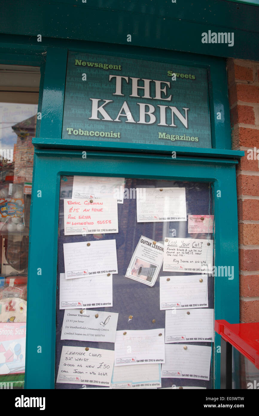 Inserzioni fictional nell'angolo Kabin shop sul set di Coronation Street,UK è più lunga di opera del sapone della TV Foto Stock