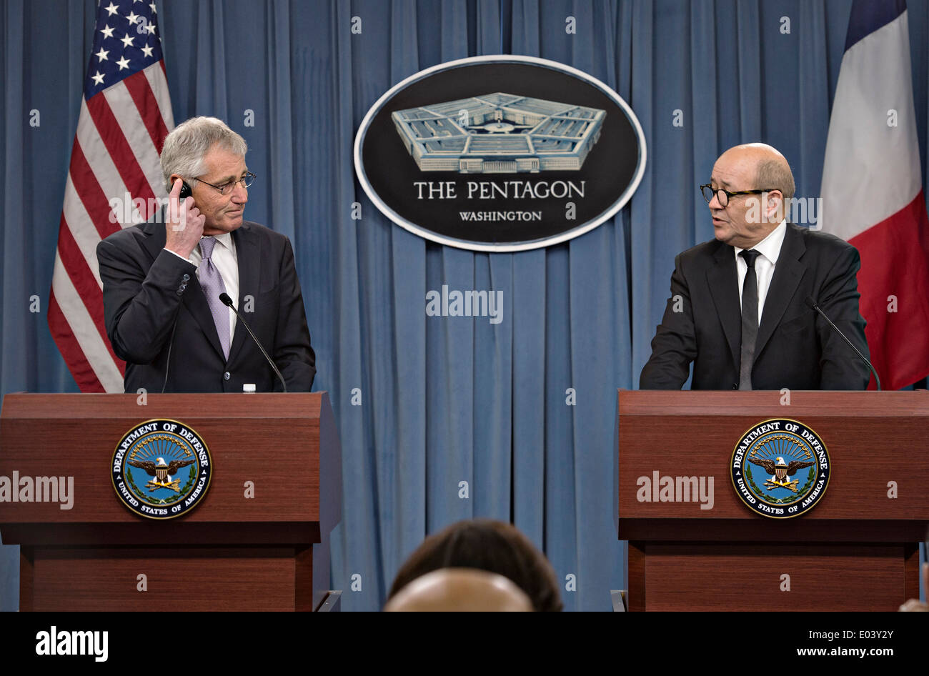 Il Segretario alla difesa degli Stati Uniti Chuck Hagel ascolta una traslazione durante una joint press briefing con la Francia il Ministro della difesa Jean-Yves Le Drian al Pentagono Gennaio 24, 2014 in Arlington, VA. Foto Stock