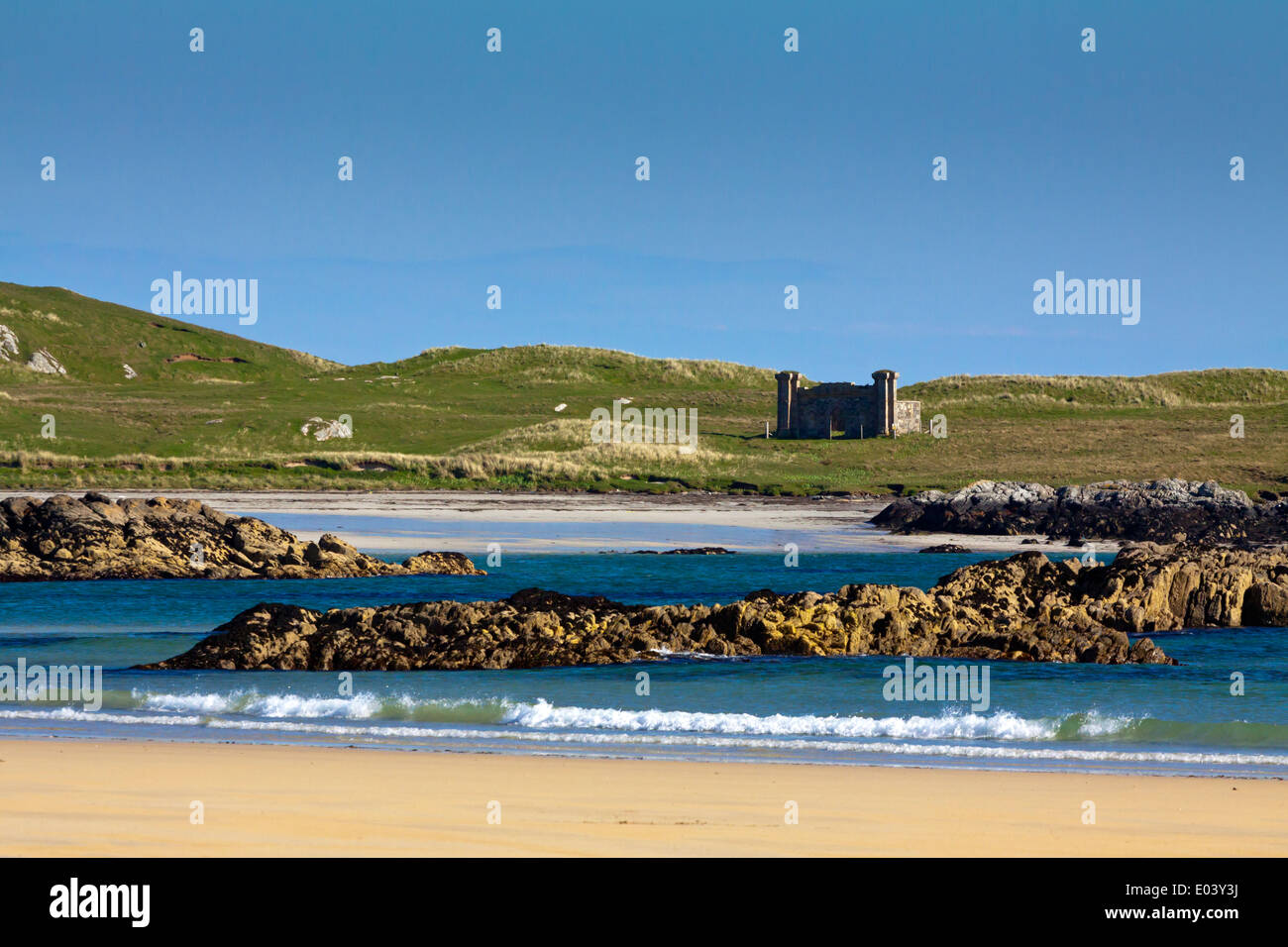 Crossapol Beach sull'Isola di Coll nelle Ebridi Interne Argyll and Bute Scozia UK con rockpools e sabbia tra massi Foto Stock