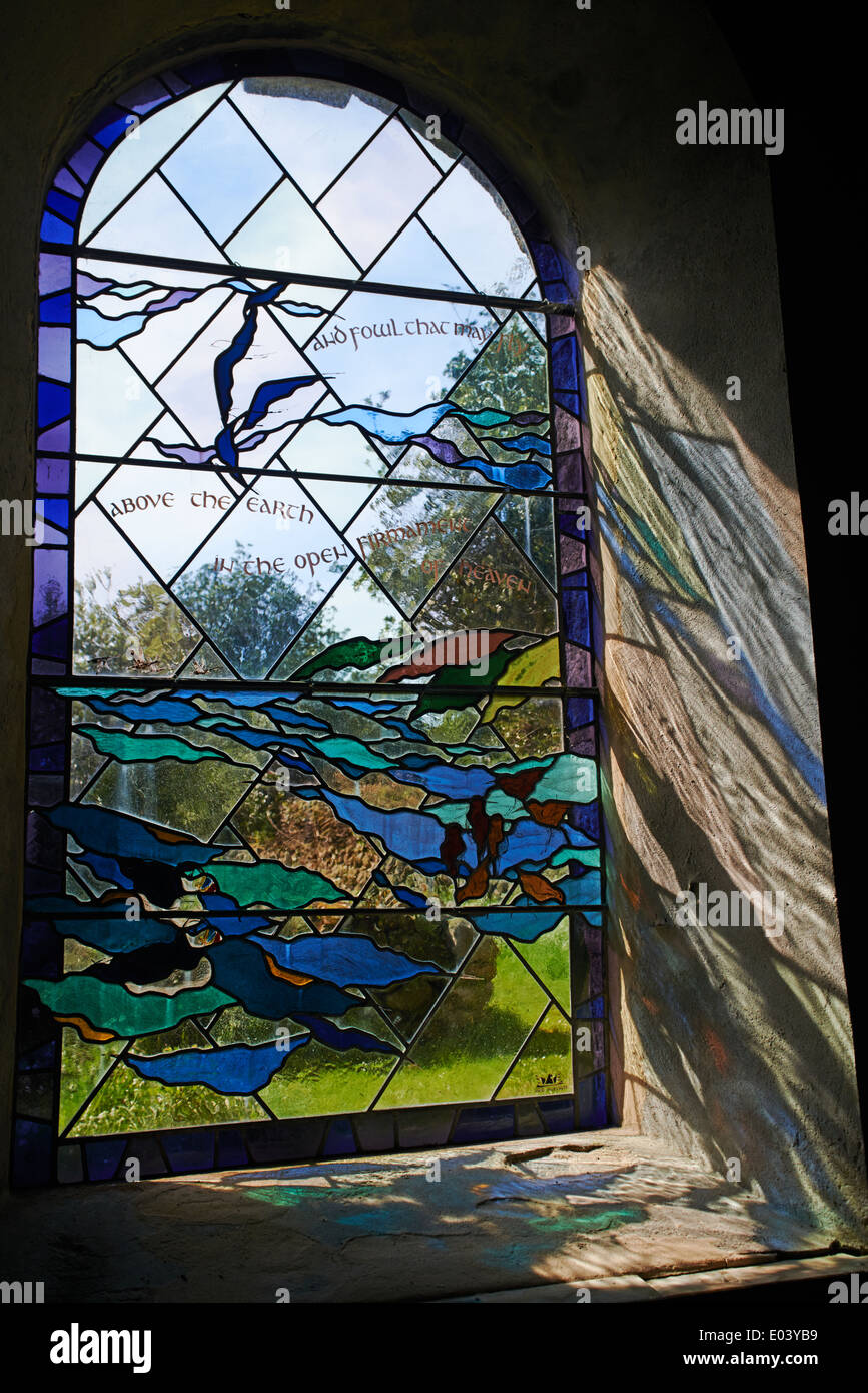 Finestra di vetro colorato nella Chiesa di Tutti i Santi la Chiesa a Bryher, isole Scilly, Scillies, Cornwall nel mese di aprile Foto Stock