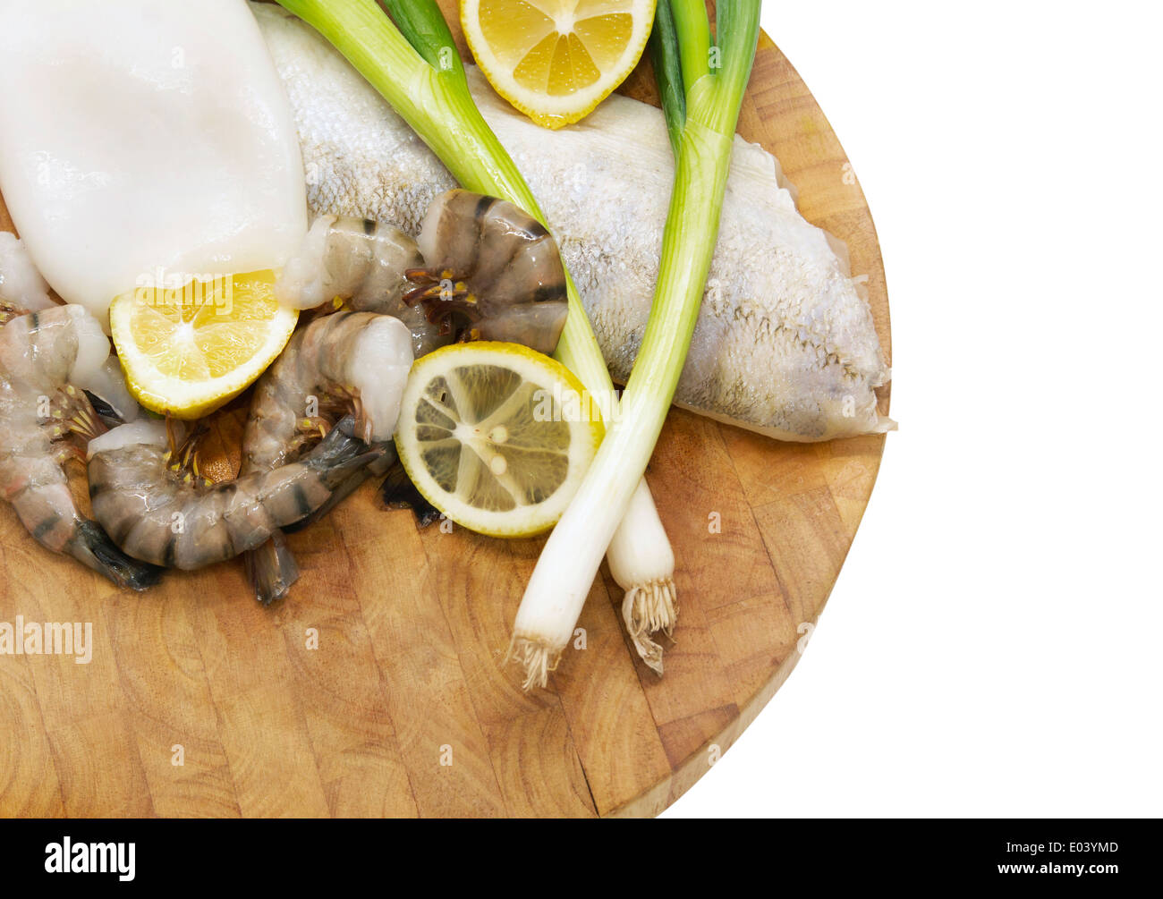 Materie i filetti di pesce , gamberetti , Limone e cipolle sulla scheda su sfondo bianco, close-up Foto Stock