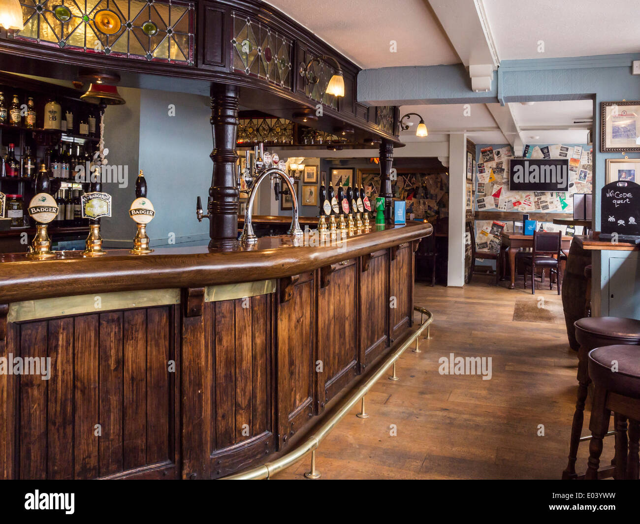 La torta di anguille pub interno con bar in legno, birra pompe e vetrate in Church Street, Twickenham, Greater London, Regno Unito Foto Stock