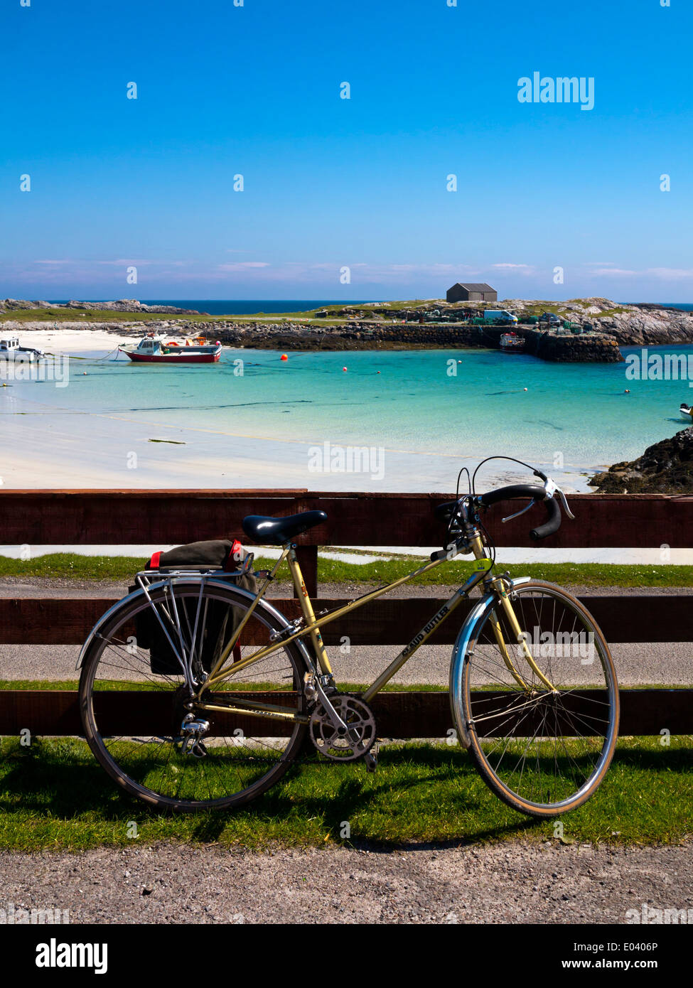 Moto parcheggiate in un recinto a Scarinish Porto sulla isola di Tiree Ebridi Interne Argyll and Bute Scozia UK Foto Stock