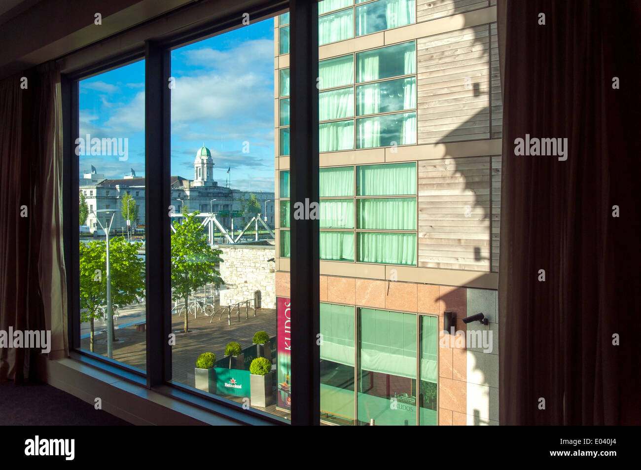 Vista della città di Cork attraverso la finestra in Clarion Hotel Foto Stock