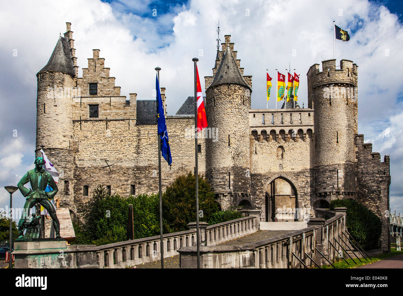Il sistema Het Steen o castello di pietra, una fortezza medievale sulle rive del fiume Schelda ad Anversa, in Belgio. Foto Stock