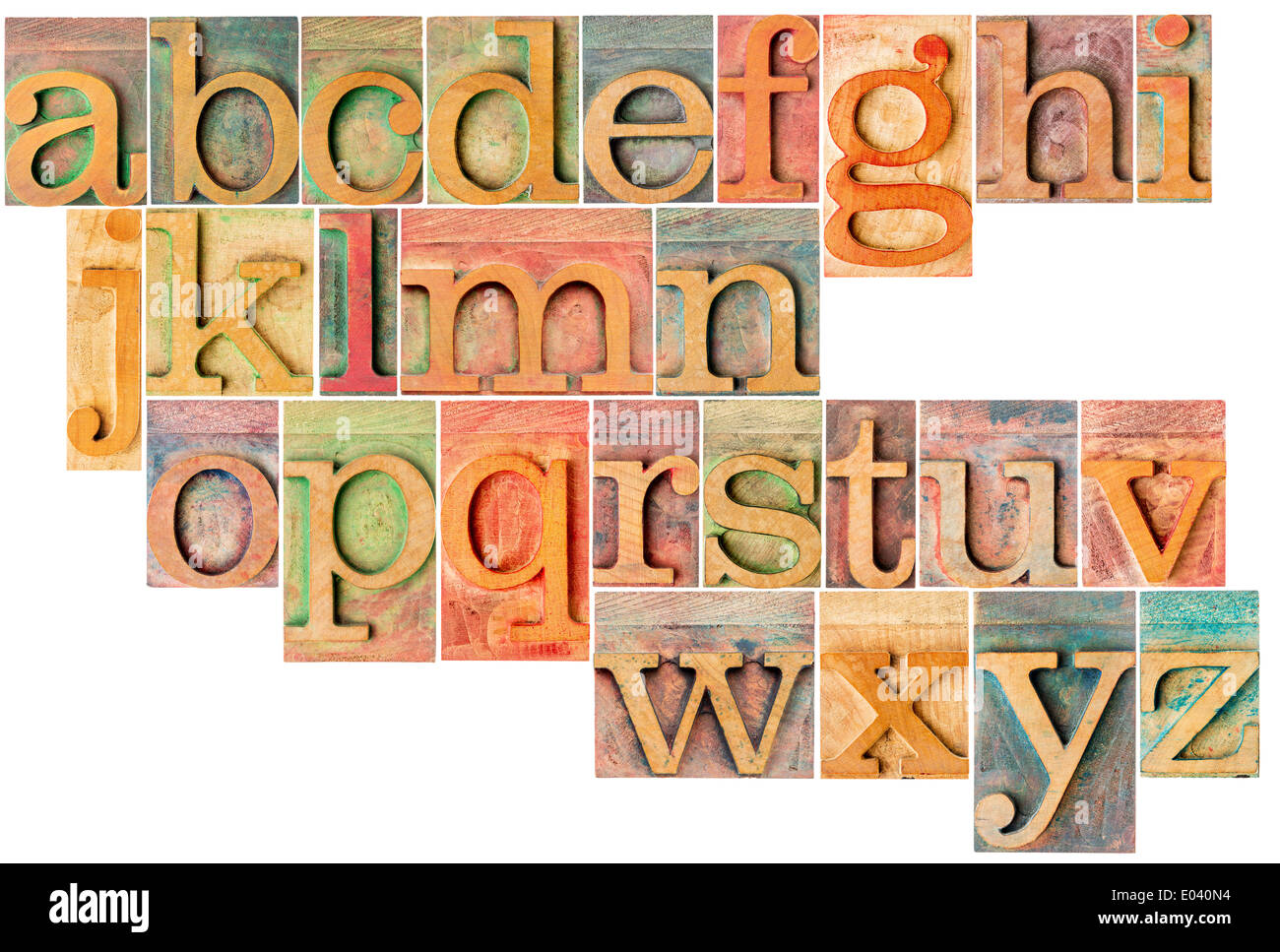 Completare l'inglese alfabeto minuscolo - un collage di 26 isolato in legno di antiquariato tipografia blocchi, macchiata di inchiostri a colori Foto Stock