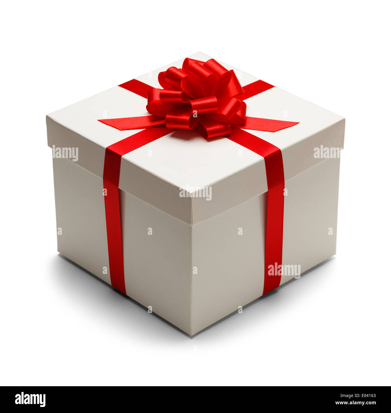 Casella di colore bianco con coperchio e fiocco rosso con nastro isolati su sfondo bianco. Foto Stock