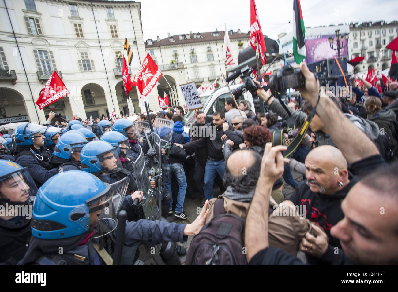 Torino, Italia. Il 1 maggio, 2014. Protesta di estrema sinistra contro l'Italiano Partito Democratico alla festa del lavoro, il 1 maggio 2014, a torino, Italia. Credito: Mauro Ujetto/NurPhoto/ZUMAPRESS.com/Alamy Live News Foto Stock