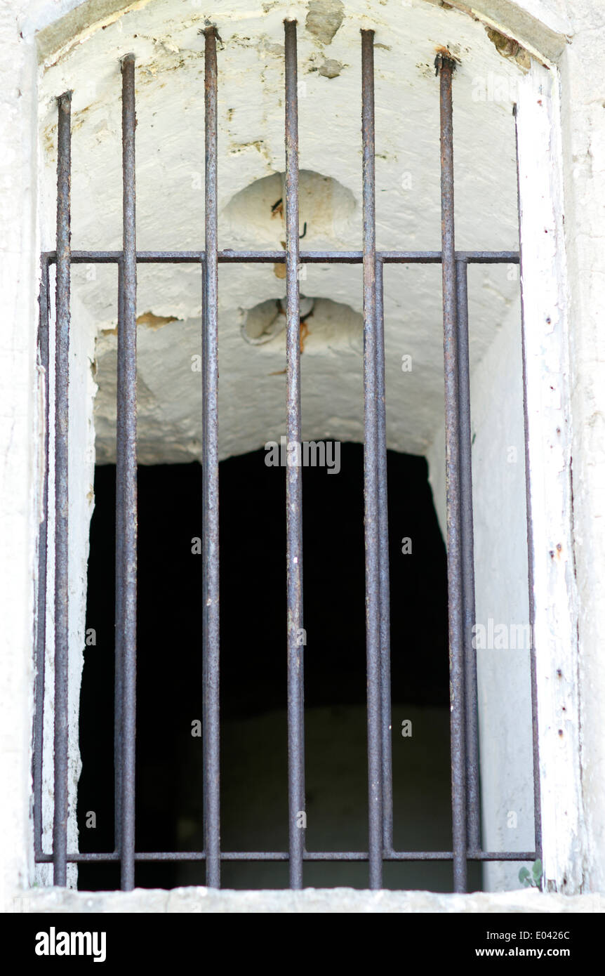 Finestra che mostra il incredibilmente spesse pareti della torre Martello Tower numero 73 a Eastbourne noto come il desiderio di torre, uno dei quattordici Foto Stock