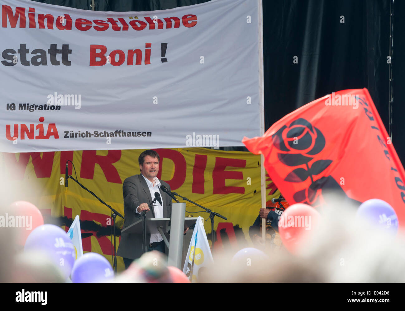 Zurigo, Svizzera. Il 1 maggio, 2014. Christian Levrat, capo della Svizzera il Partito socialista (SP) parla a Zurigo ufficiale della Giornata può protestare rally su Saechselaeutenlatz. Credito: Erik Tham/Alamy Live News Foto Stock