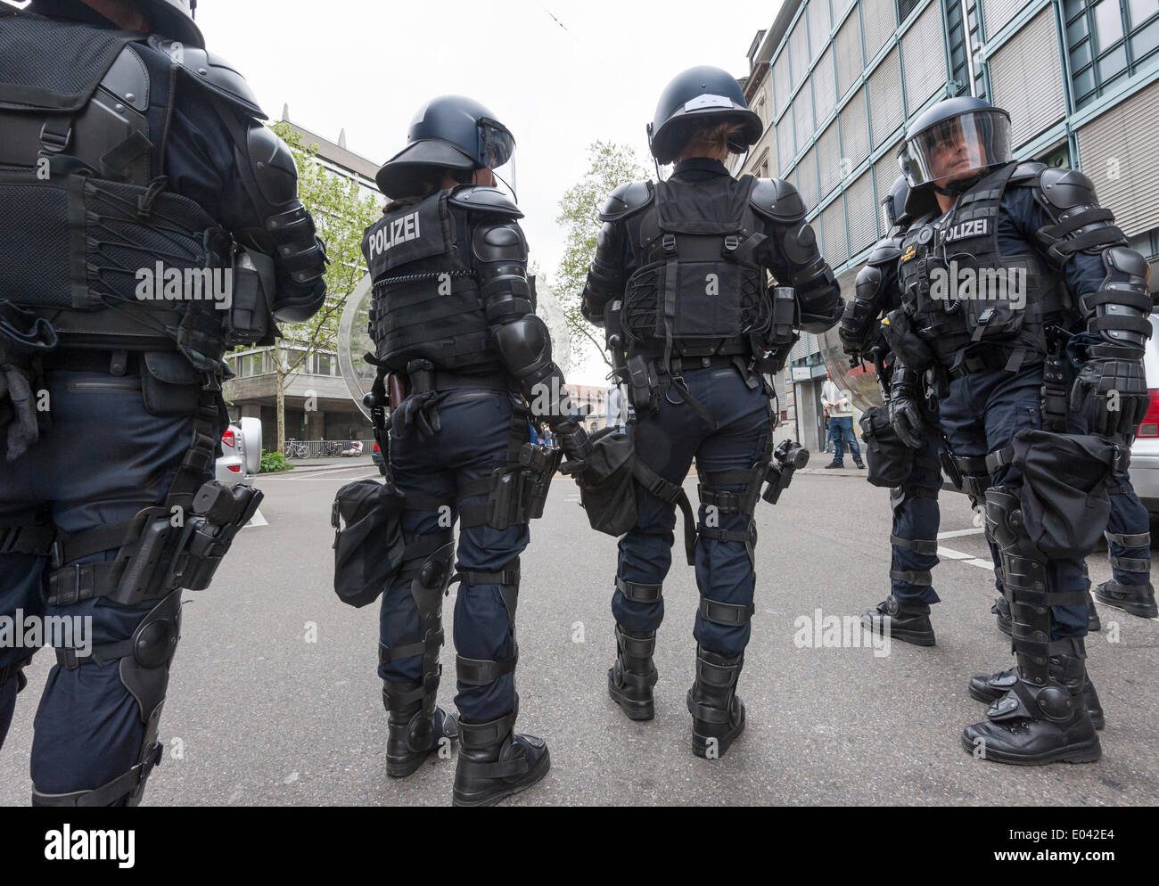 Zurigo, Svizzera. Il 1 maggio, 2014. Armati di forze di polizia preparano l'assalto un illecito di giorno di maggio protesta al rally di Zurigo Helvetiaplatz.. Il rally sciolto dopo le squadre di polizia sigillato il posto per un'ora. Credito: Erik Tham/Alamy Live News Foto Stock