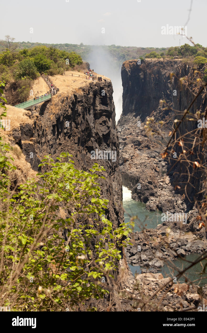 La cataratta orientale e il bordo del coltello Ponte Victoria Falls Mosi-oa-Tunya stagione secca Livingstone Zambia Foto Stock