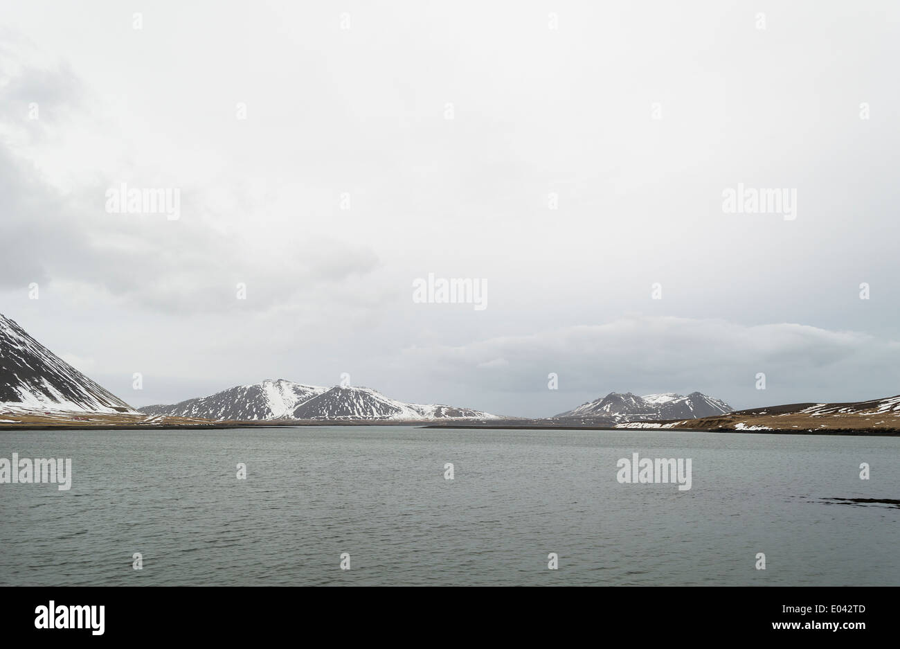 L'islanda mountians e lago intorno snaefellsnes Foto Stock