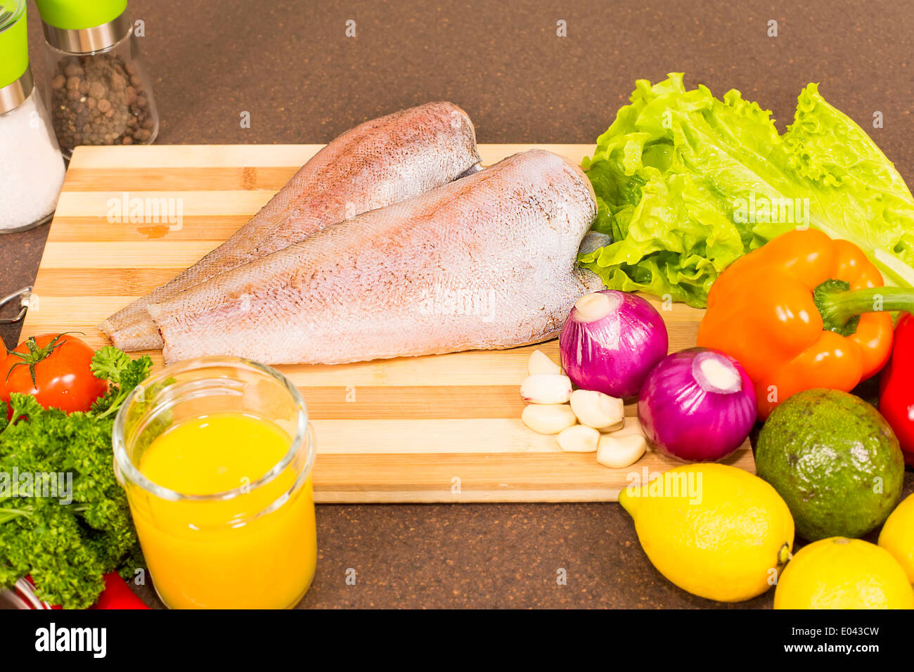 Brotola pesce crudo con verdure fresche e spezie per cucinare marinata Foto Stock
