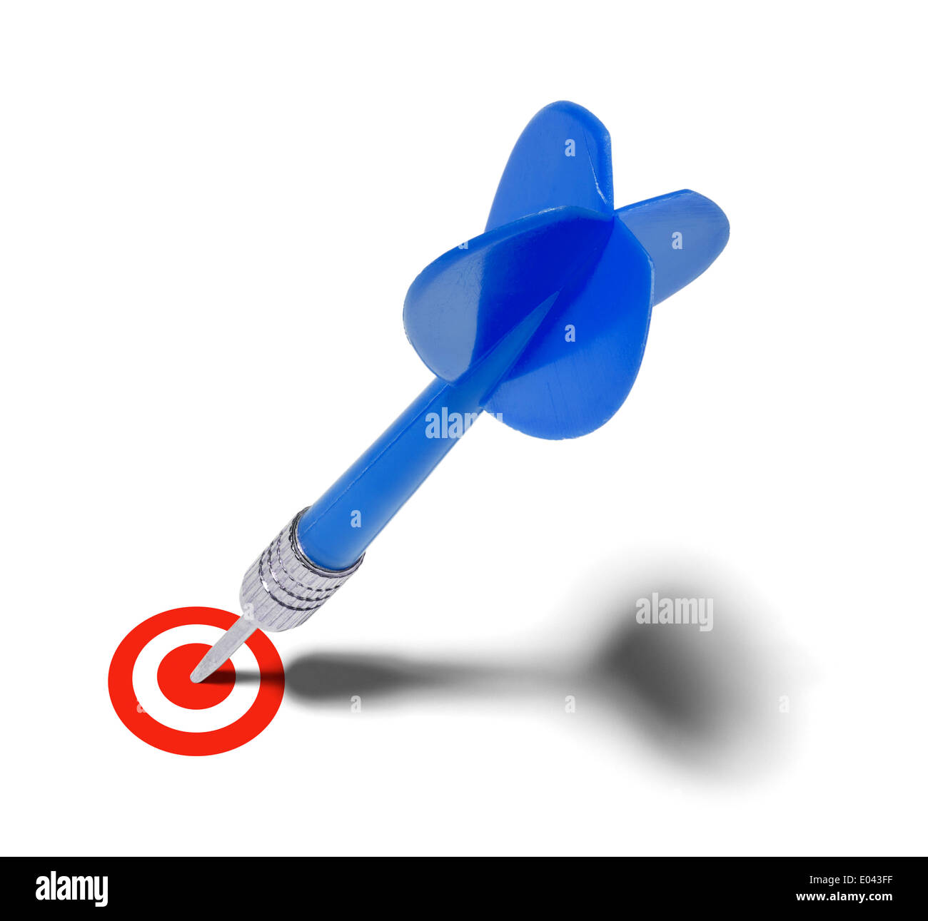 Dart blu bloccato nel bersaglio rosso isolato su sfondo bianco. Foto Stock