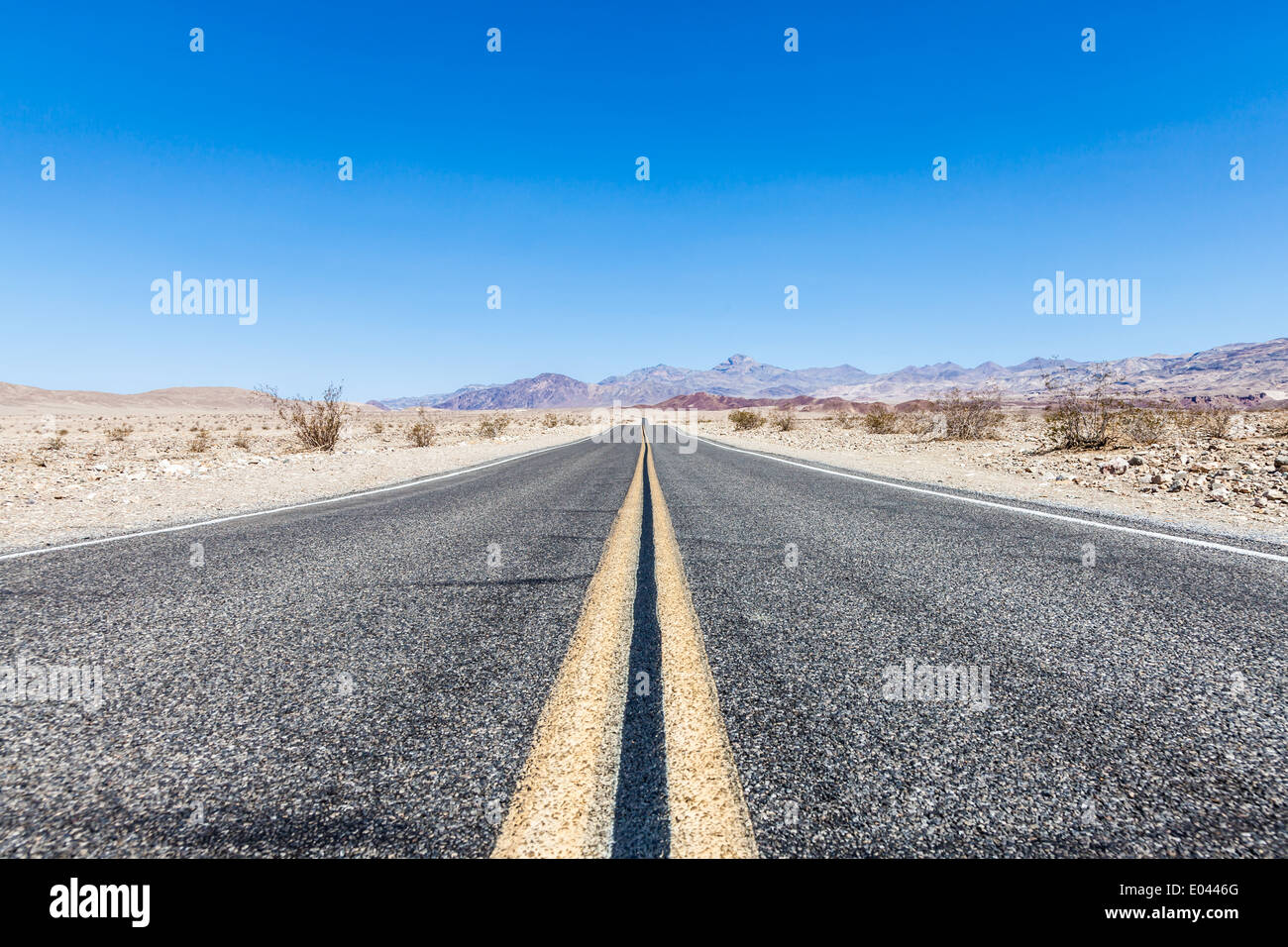 Prospettiva della strada nel mezzo della Valle della Morte del deserto, STATI UNITI D'AMERICA Foto Stock