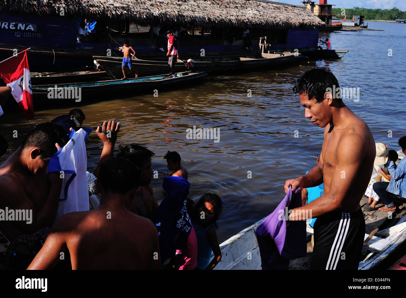 Nuoto concorrenza il giorno di San Pedro e San Pablo - Porto di Punchana a Iquitos . Dipartimento di Loreto .PERÙ Foto Stock