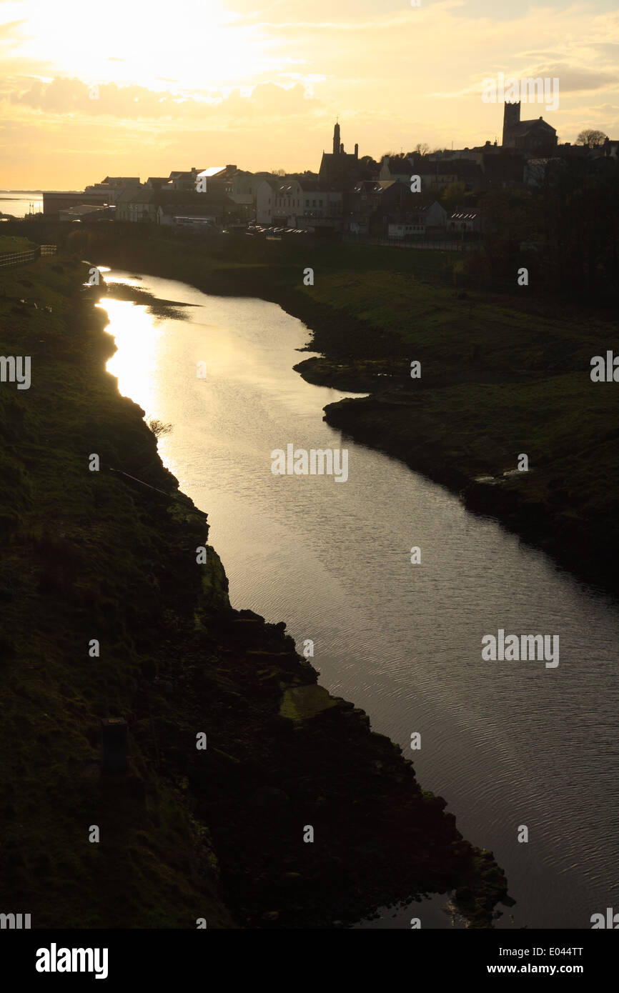 Tramonto sul fiume Erne fluente attraverso Ballyshannon, County Donegal, Irlanda Foto Stock