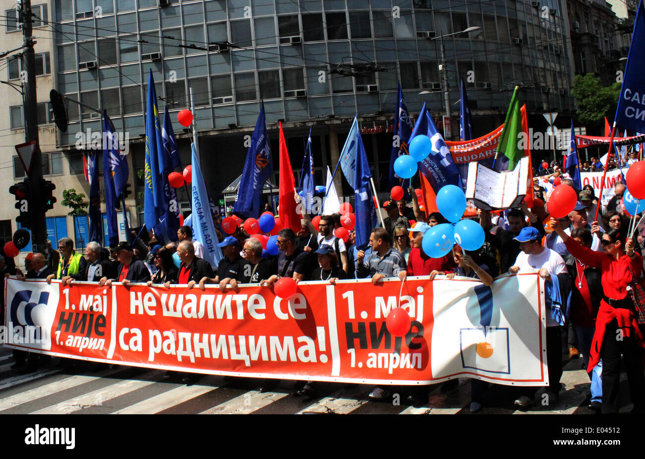 A Belgrado, in Serbia. Il 1 maggio, 2014. I rappresentanti dei due lavoratori sindacati in Serbia partecipare a una manifestazione di protesta contro il governo ha annunciato misure di austerità in occasione della Festa del lavoro di Belgrado, in Serbia, 1 maggio 2014. I manifestanti hanno marciato da Nikola Pasic Square, dove si sono riuniti, a piazza Slavija a Belgrado in Serbia. © Nemanja Cabric/Xinhua/Alamy Live News Foto Stock