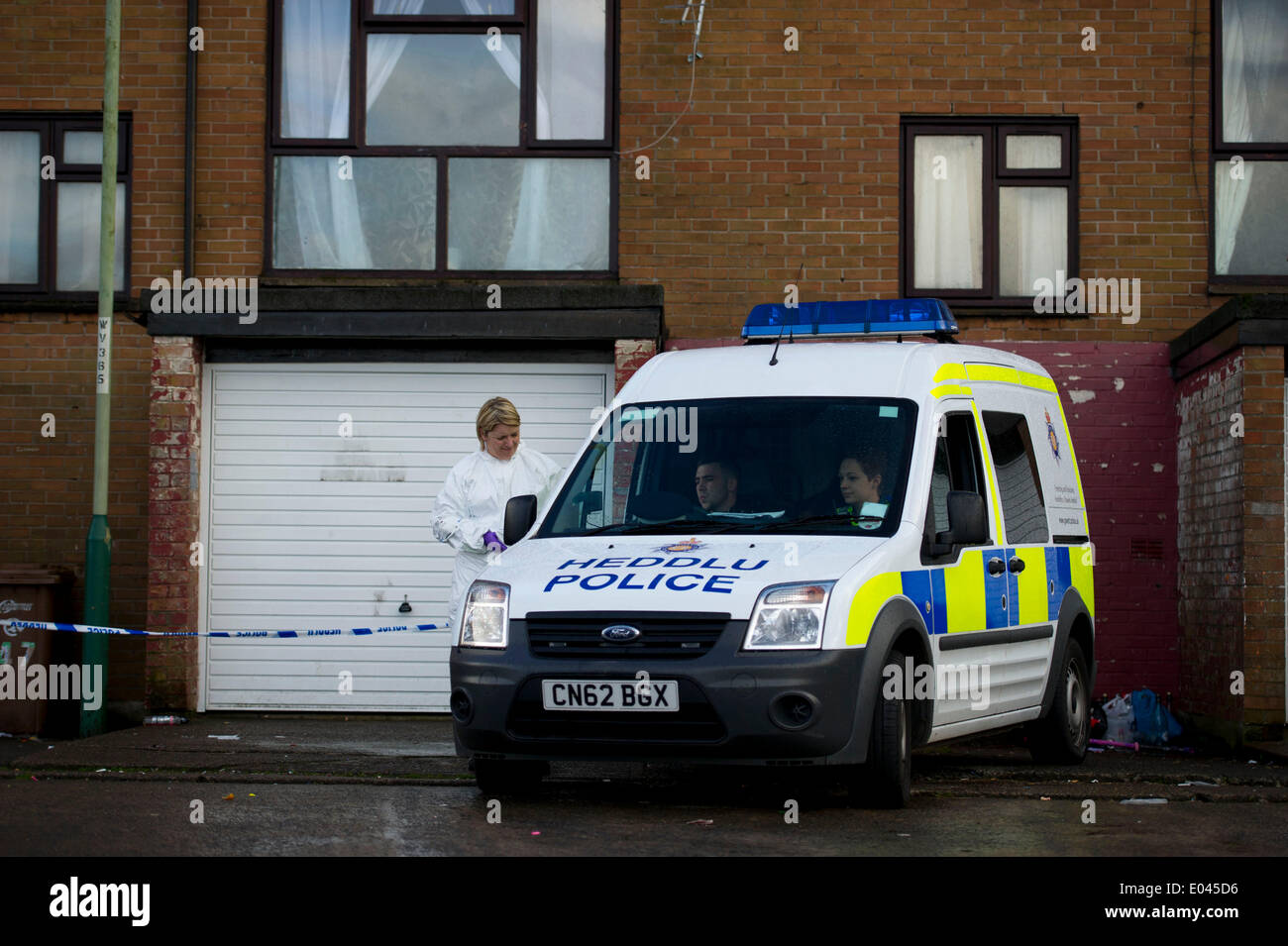 Caerphilly, Wales, Regno Unito. Il 1 maggio 2014. Una scena del crimine officer e di polizia presso la scena. Un 24-anno-vecchio uomo è in gravi ma condizione stabile dopo un triplo accoltellato su Snowden corte, Lansbury Park, Caerphilly la scorsa notte. Un 23-anno-vecchio uomo e la donna sono stati anche accoltellato. (Foto di Matteo Horwood/Alamy Live News) Foto Stock