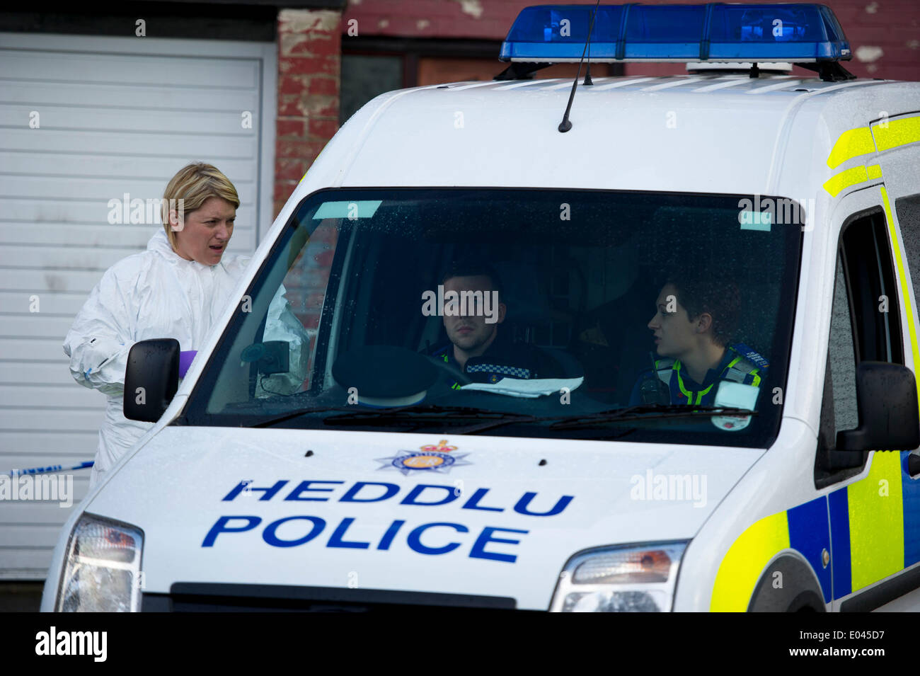 Caerphilly, Wales, Regno Unito. Il 1 maggio 2014. Una scena del crimine officer e di polizia presso la scena. Un 24-anno-vecchio uomo è in gravi ma condizione stabile dopo un triplo accoltellato su Snowden corte, Lansbury Park, Caerphilly la scorsa notte. Un 23-anno-vecchio uomo e la donna sono stati anche accoltellato. (Foto di Matteo Horwood/Alamy Live News) Foto Stock