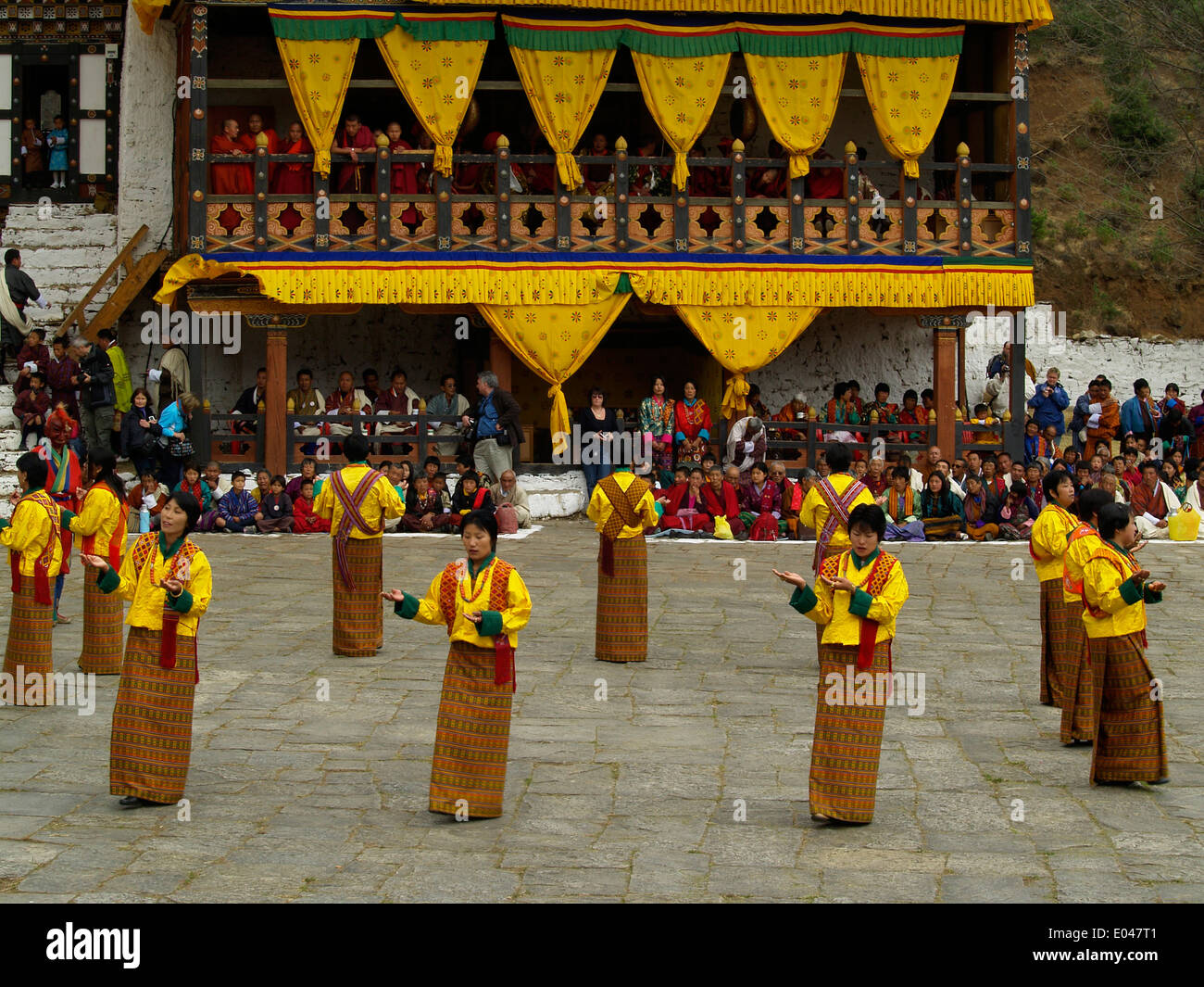 La danza dei nobili e onorevoli a il Tsechu Festival di Paro,Bhutan Foto Stock