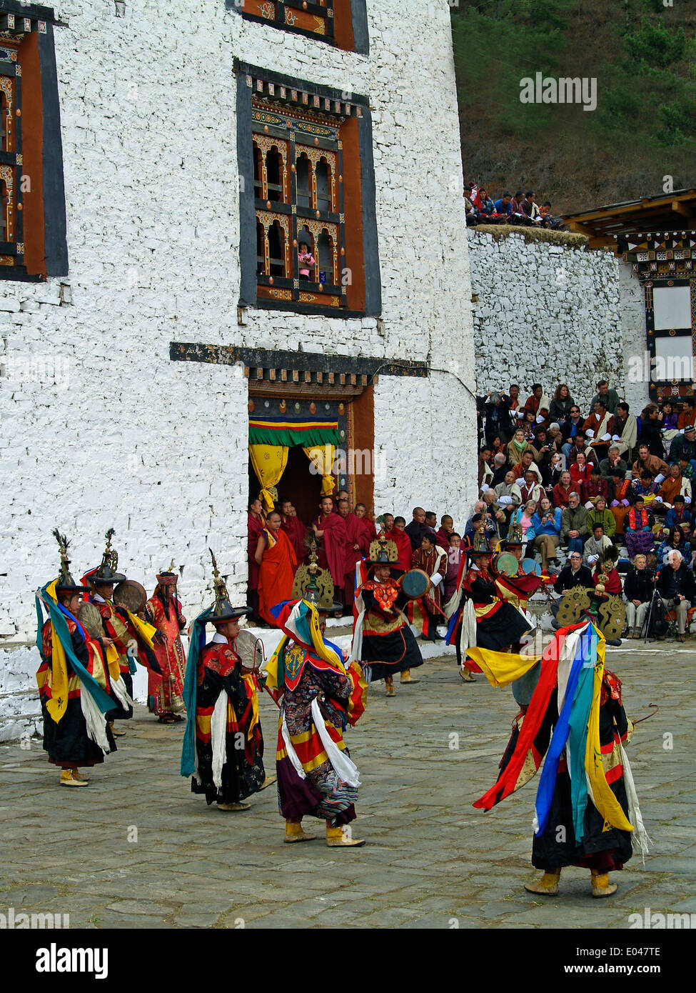 La danza dei Black Hats con tamburi Tsechu Festival di Paro,Bhutan Foto Stock