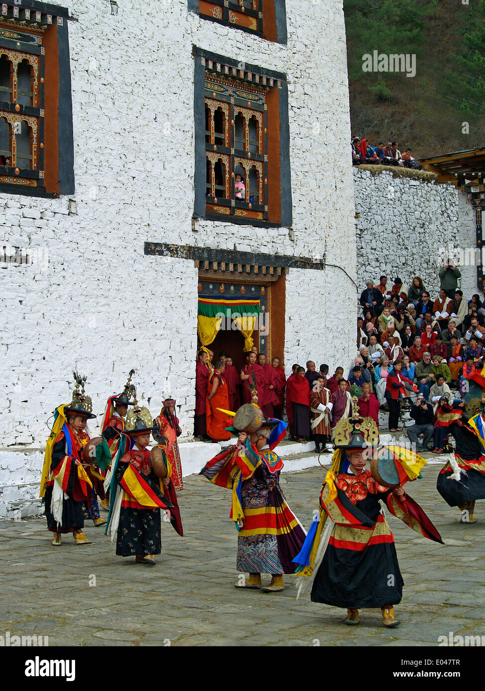 La danza dei Black Hats con tamburi Tsechu Festival di Paro,Bhutan Foto Stock