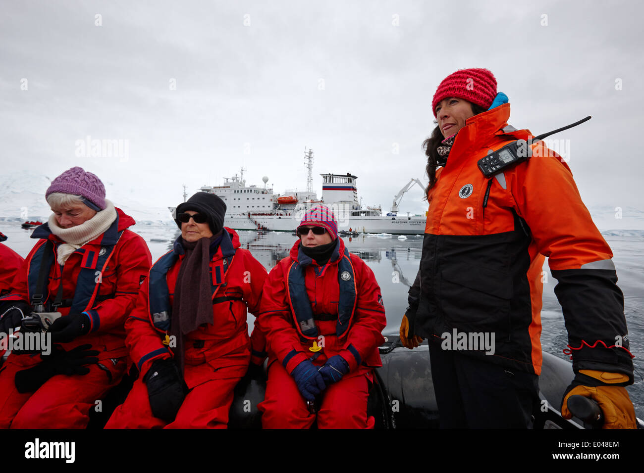 I passeggeri a bordo di un gommone zodiac con guida in escursione fournier bay antartide un oceano expeditions Foto Stock