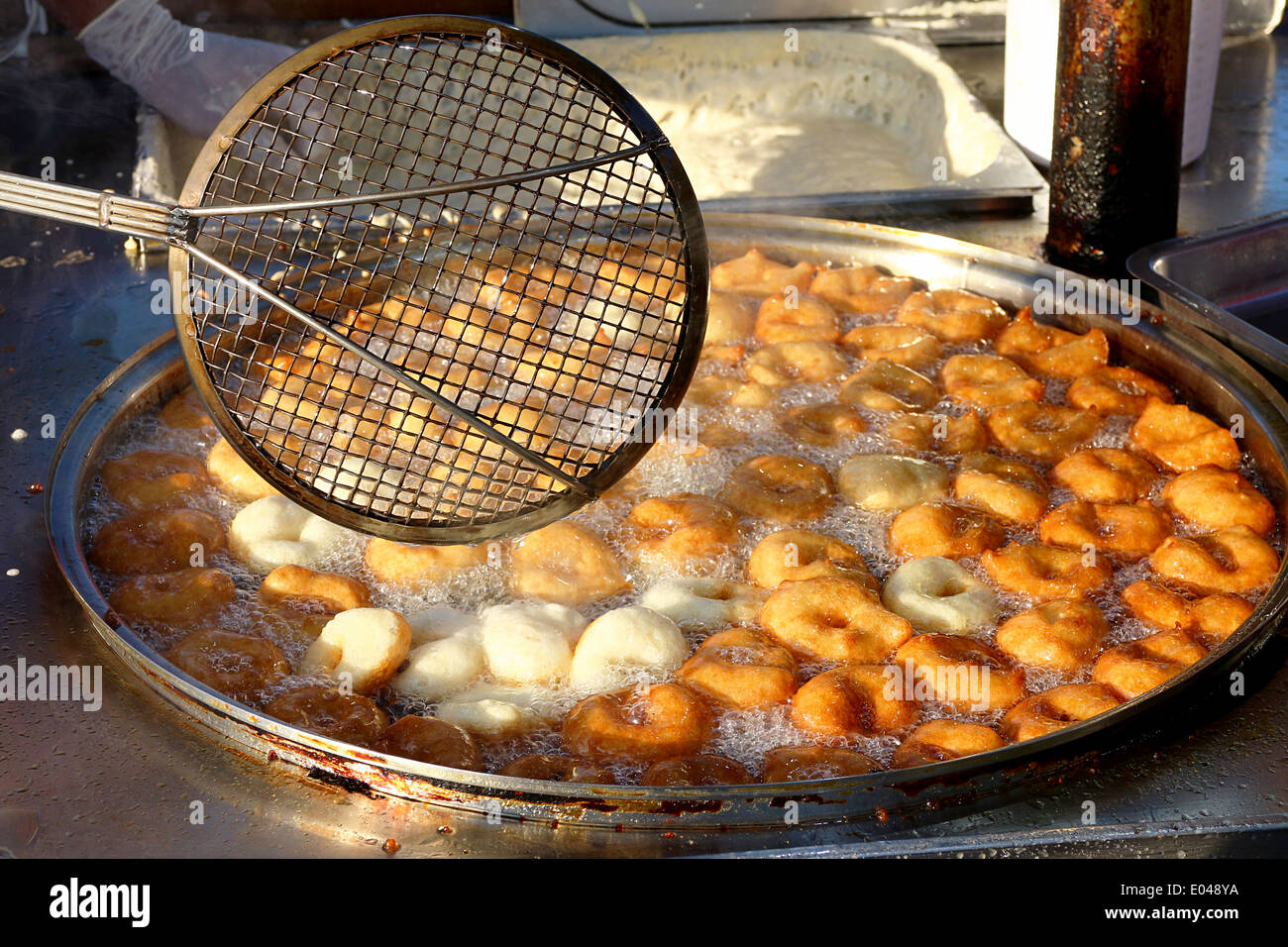 Turco tradizionale pasticceria dolce la frittura dal venditore Foto Stock