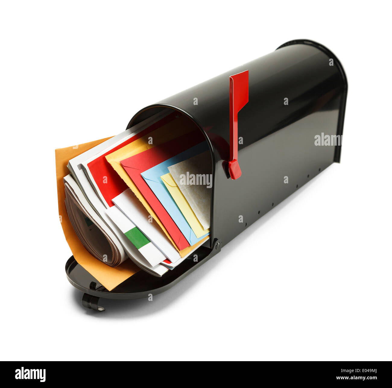 Aprire la cassetta postale nero riempito con Mail isolati su sfondo bianco. Foto Stock