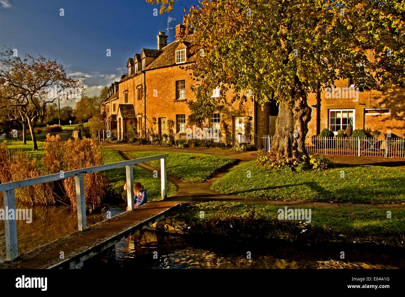 Villaggio di Cottswold di Lower Slaughter con il River Eye e cottage in pietra, Gloucestershire. Foto Stock