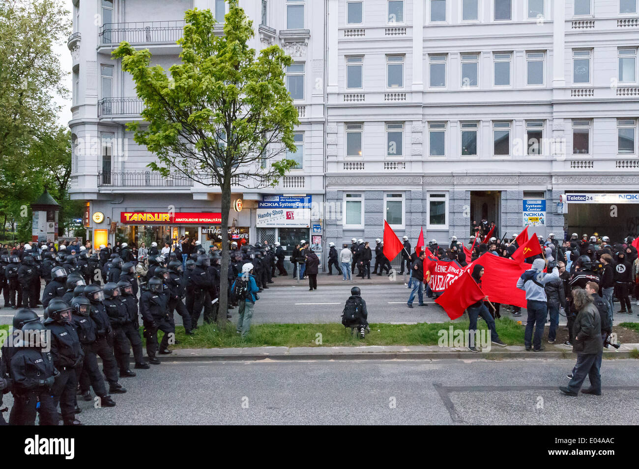 Amburgo, Germania - 1 Maggio 2014: i manifestanti si scontrano con la polizia durante l annuale giorno di maggio la dimostrazione ad Amburgo, in Germania il 1 maggio 2014. Foto Stock