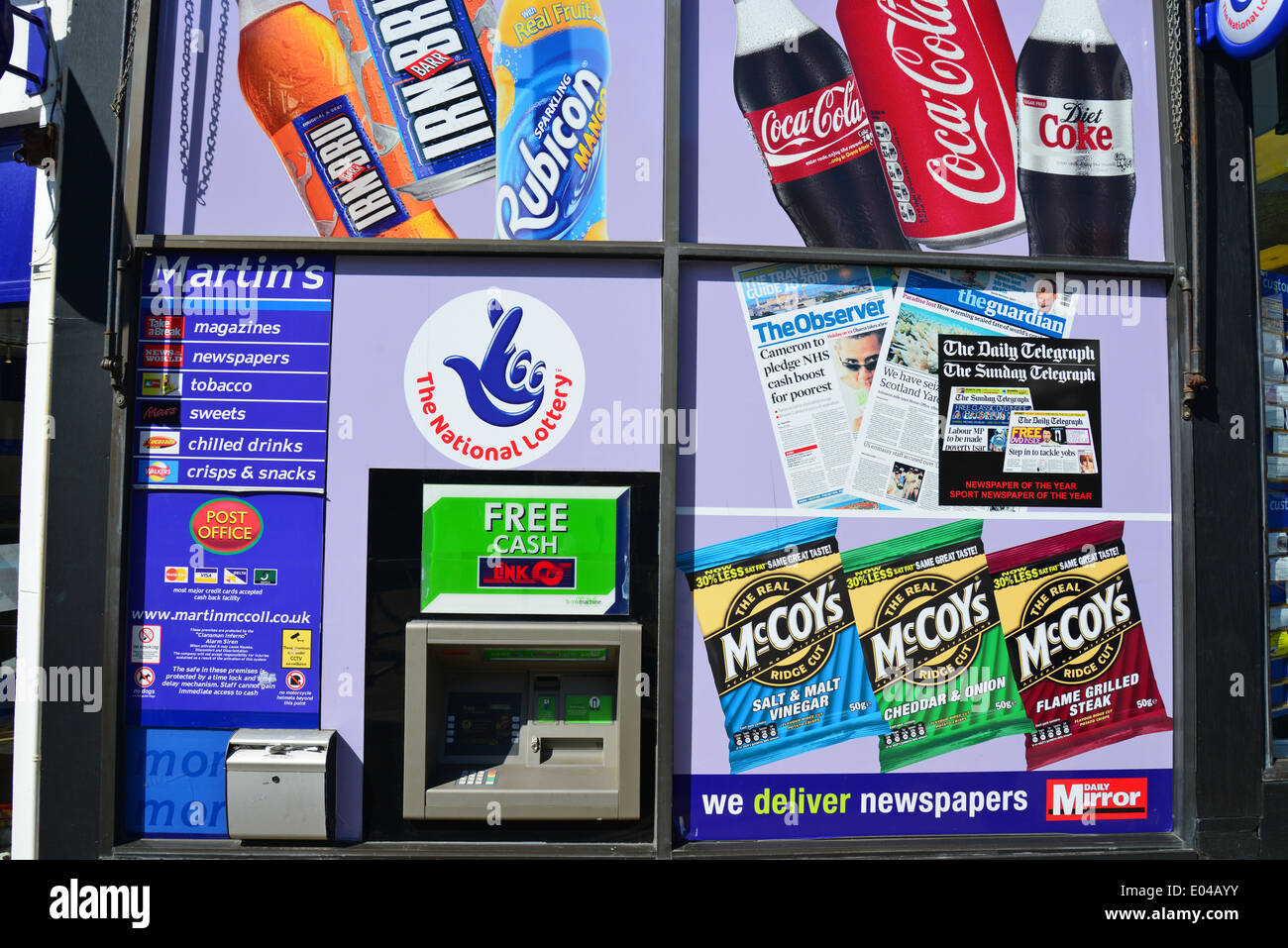 Bancomat fuori Martins fruttivendolo, High Street, Leatherhead Surrey, Inghilterra, Regno Unito Foto Stock