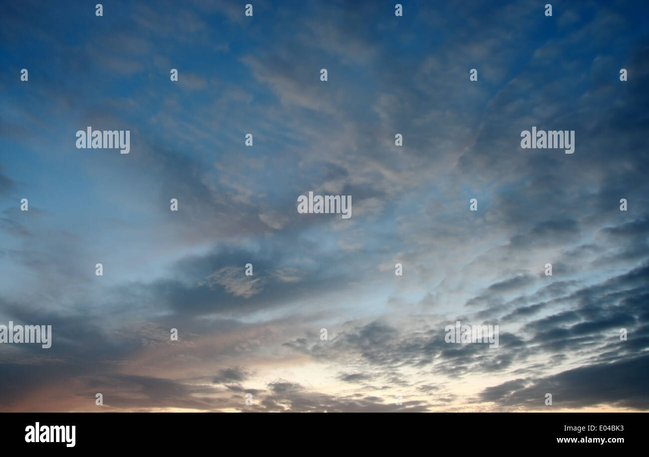 Cielo di sera. La foto è stata scattata sul mare. Foto Stock