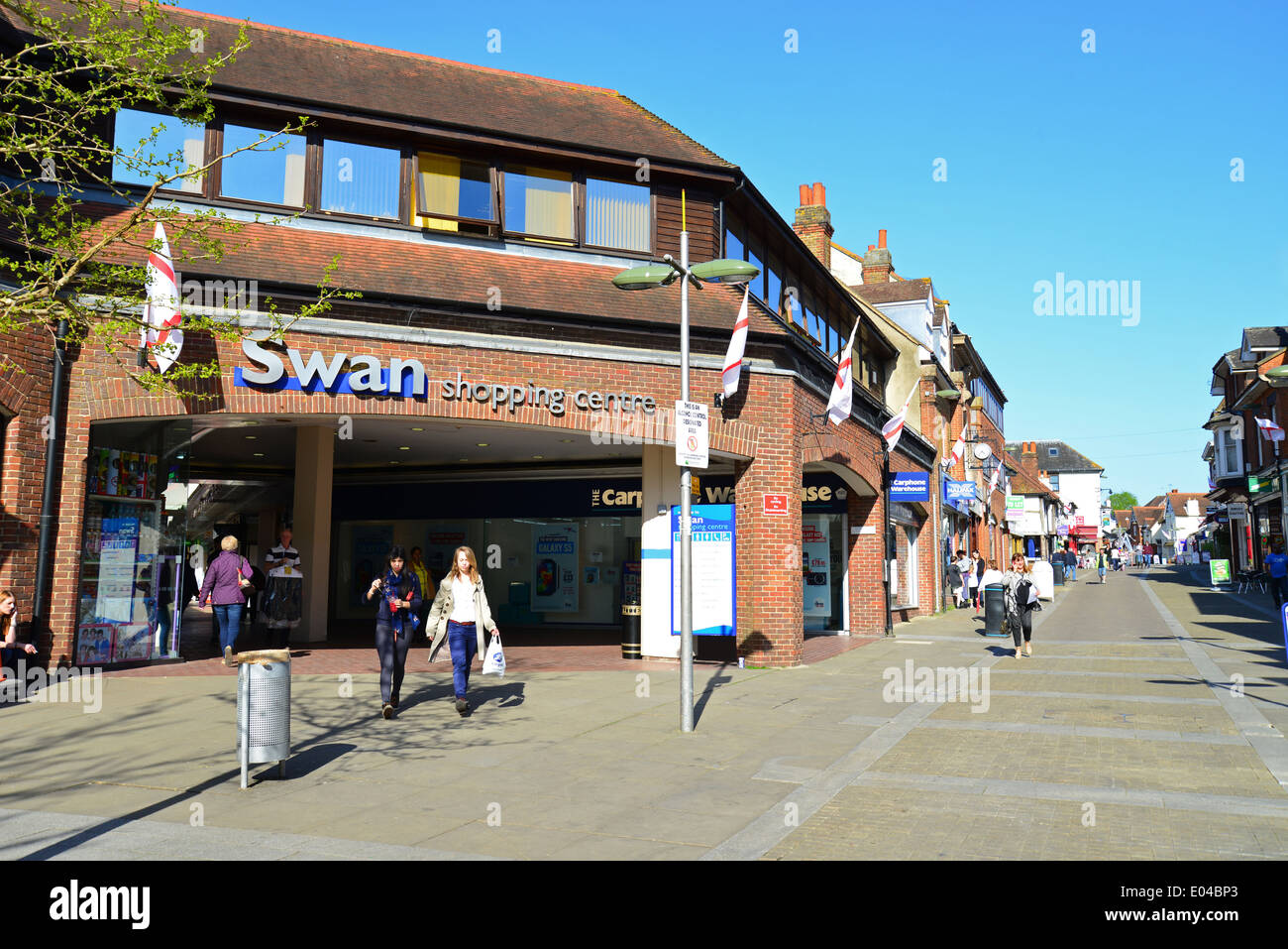 Il Cigno shopping centre, High Street, Leatherhead Surrey, Inghilterra, Regno Unito Foto Stock