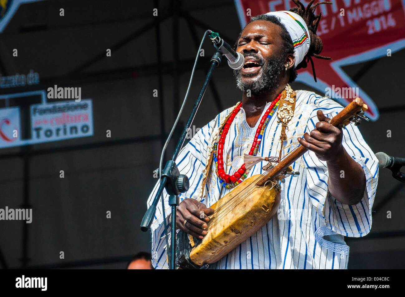 Torino, Italia. 01 Maggio, 2014. Piazza Castello ' Torino Jazz Festival ' - Taranta nera - Salento incontrato Africa - Baba Sissoko Credito: Davvero Facile Star/Alamy Live News Foto Stock