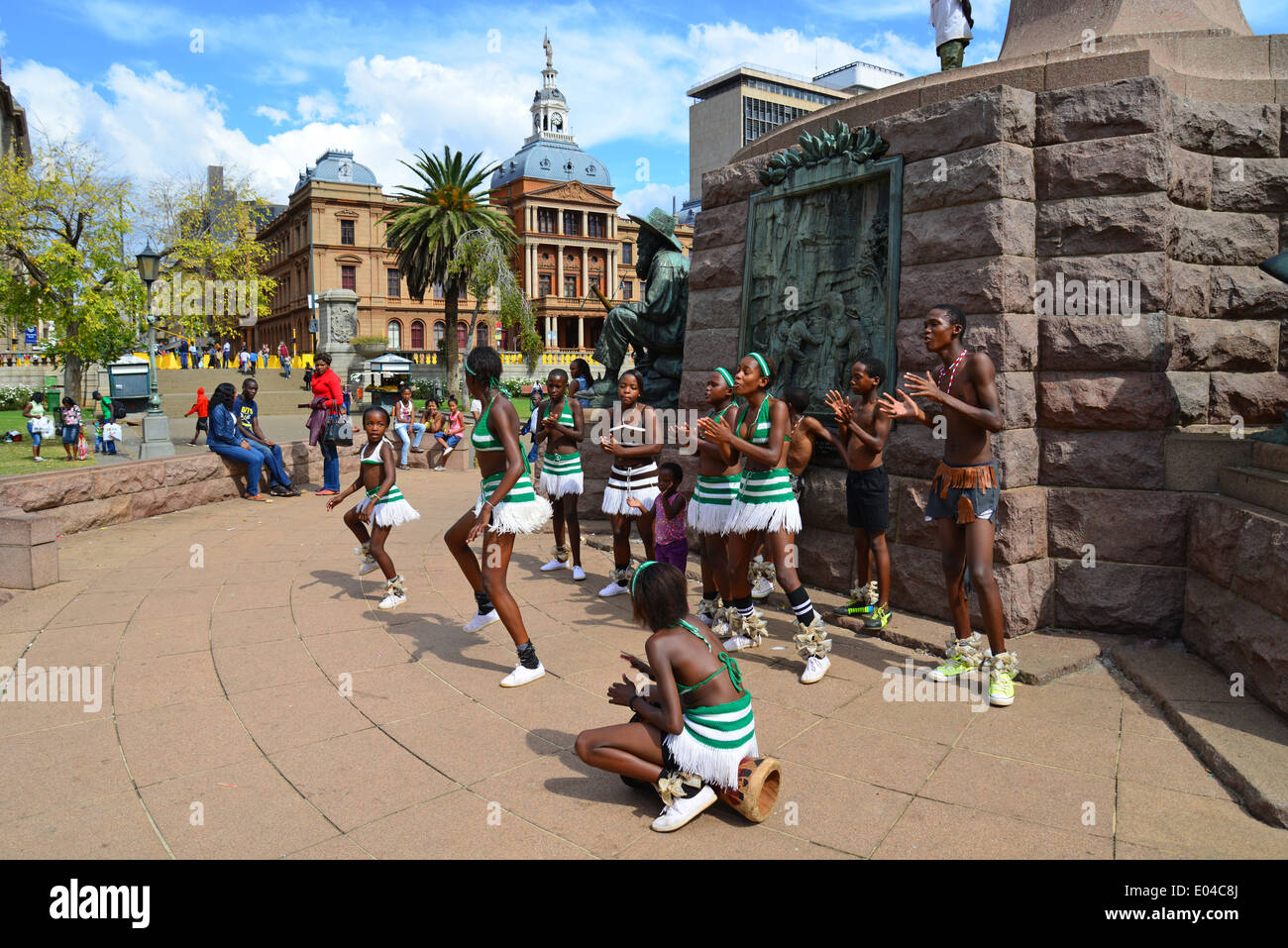 Bambini Danza Zulu troupe in piazza della chiesa (Kerkplein), Pretoria, provincia di Gauteng, Repubblica del Sud Africa Foto Stock