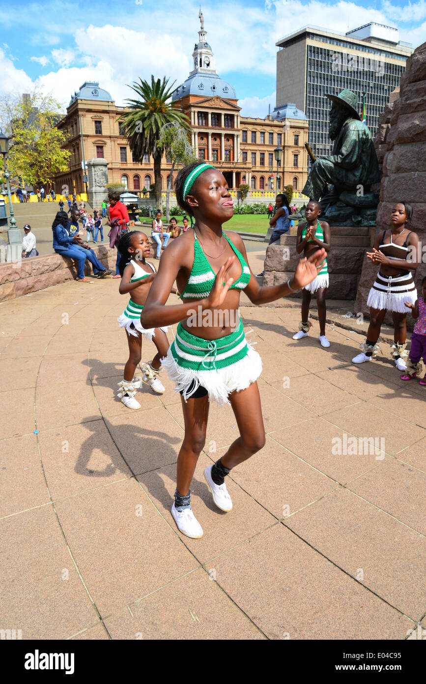 Bambini Danza Zulu troupe in piazza della chiesa (Kerkplein), Pretoria, provincia di Gauteng, Repubblica del Sud Africa Foto Stock