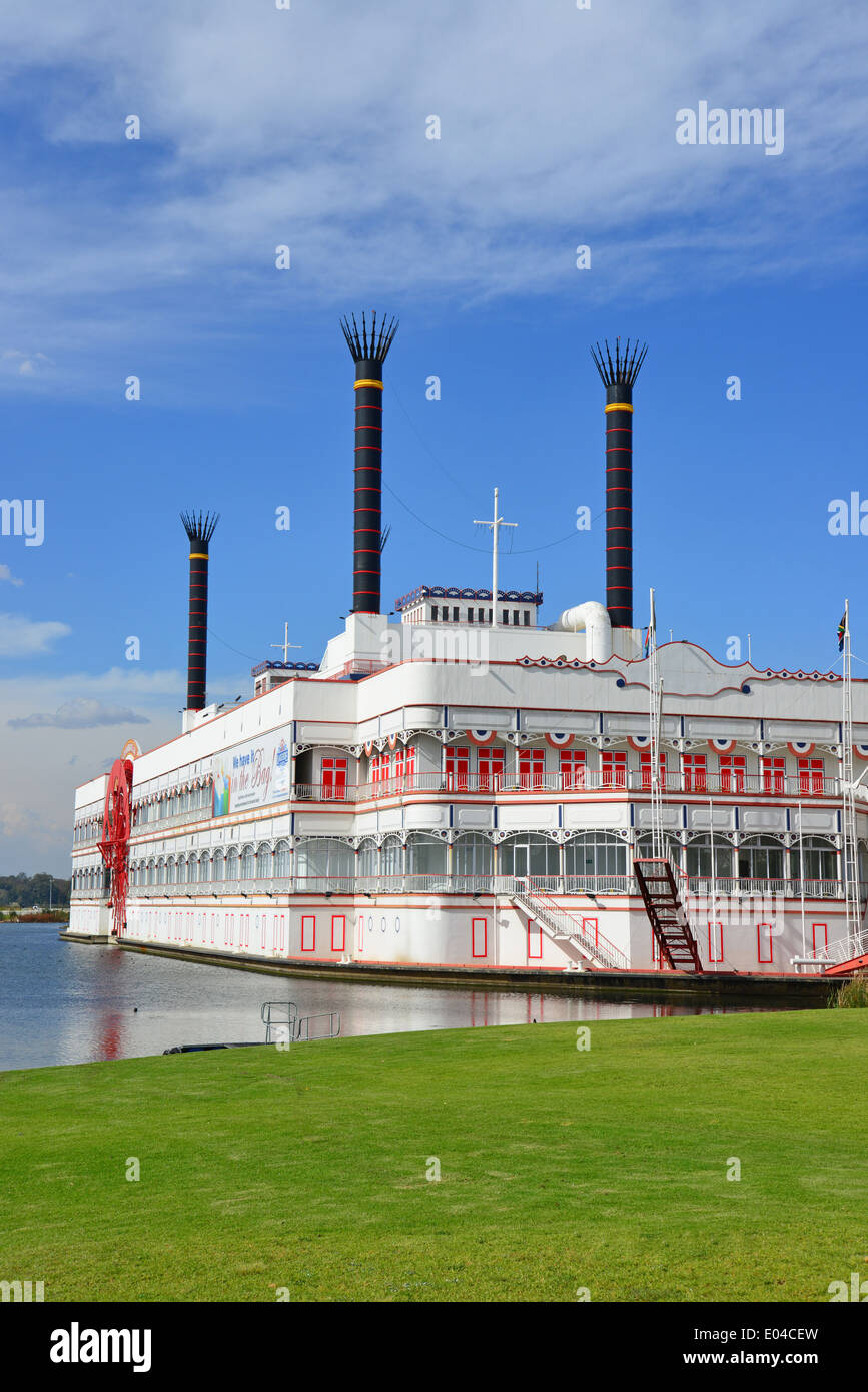 Il centro commerciale Lakeside Mississippi Steamboat sul centro lago, Benoni, East Rand, provincia di Gauteng, Repubblica del Sud Africa Foto Stock