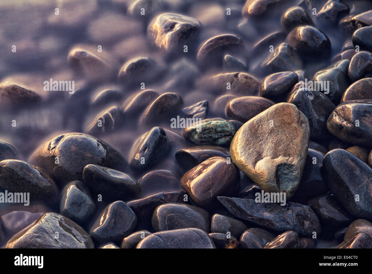 Misty rocce al Lago Tekapo, Nuova Zelanda. Foto Stock