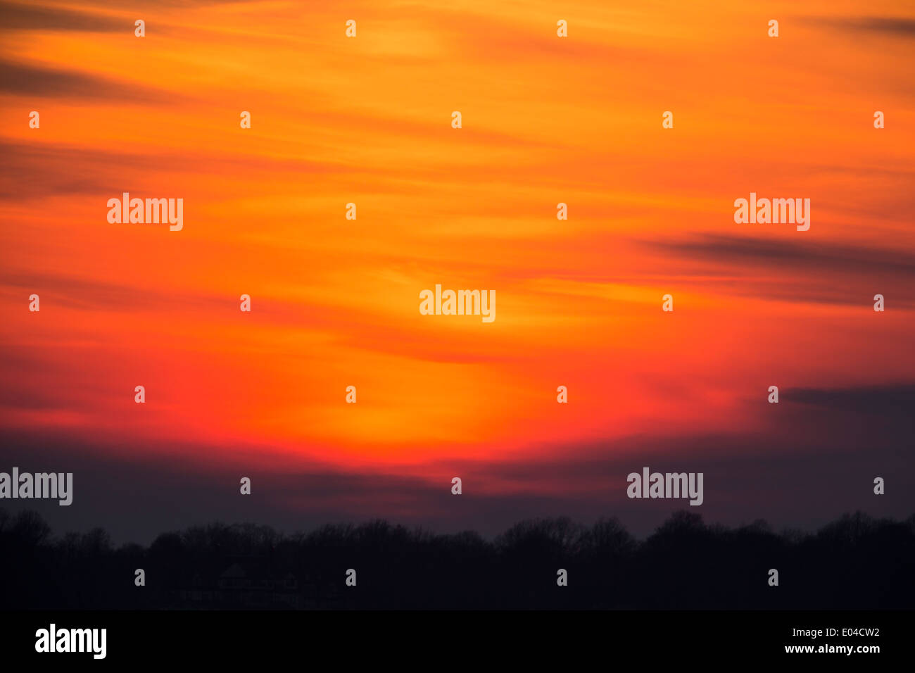 Bella caldo arancio, giallo red sky durante il sunrise / tramonto con alcune nuvole miscelati in - perfetto per gli sfondi Foto Stock