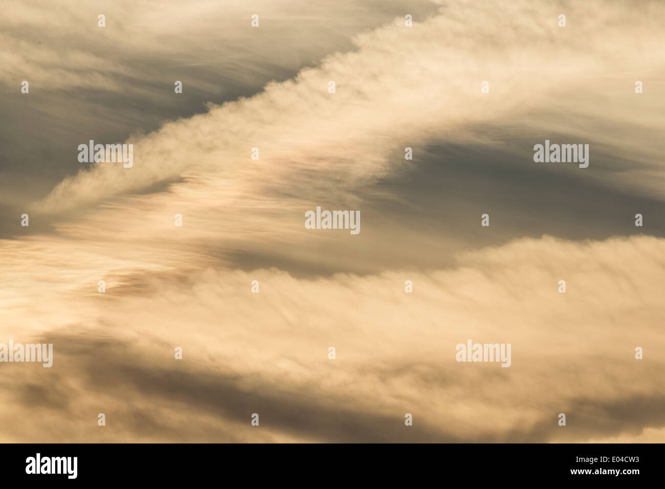 Bella caldo arancio, giallo red sky durante il sunrise / tramonto con alcune nuvole miscelati in - perfetto per gli sfondi Foto Stock