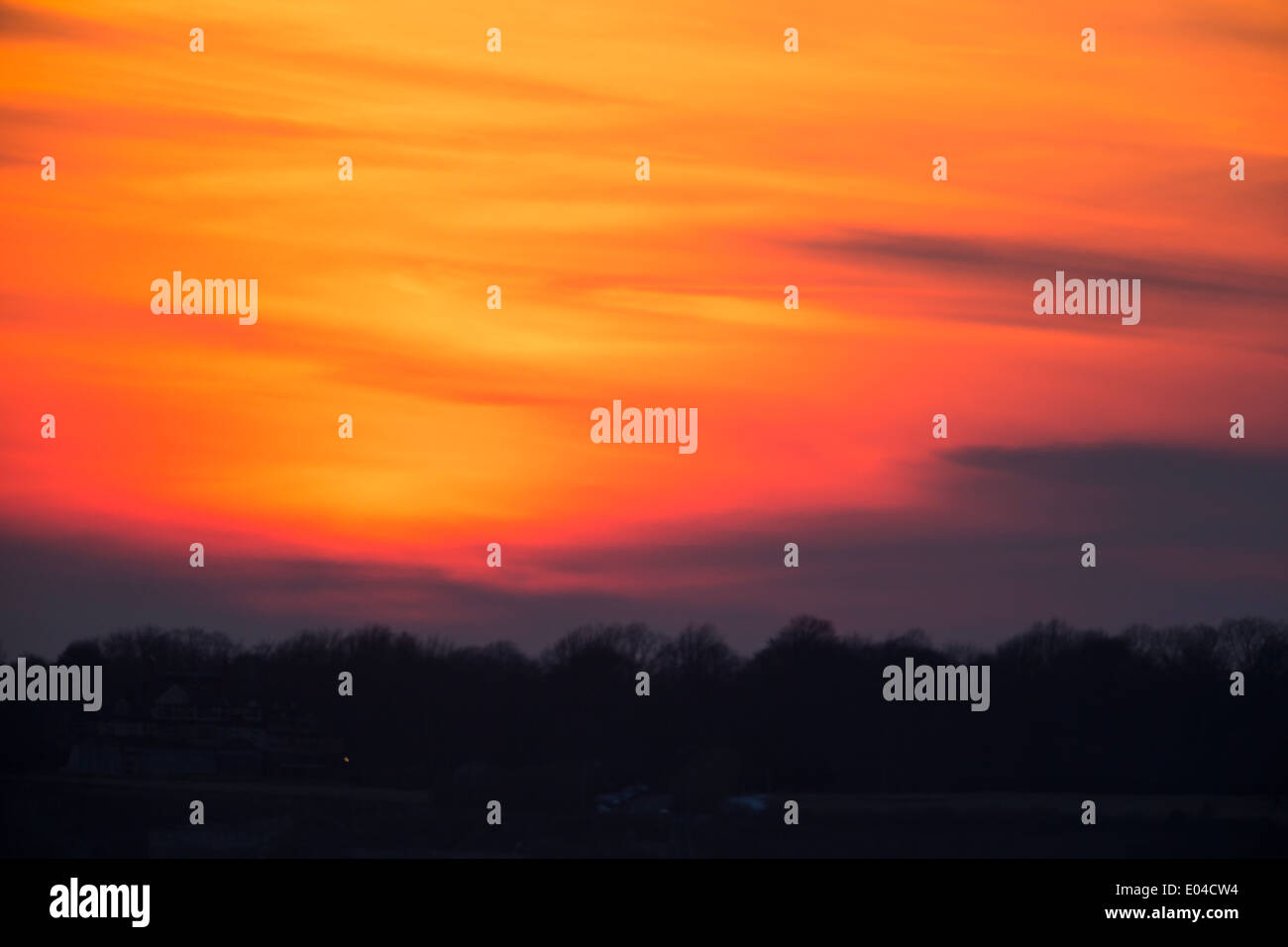 Bella caldo arancio, giallo red sky durante il sunrise / tramonto con alcune nuvole miscelati in - perfetto per gli sfondi Foto Stock