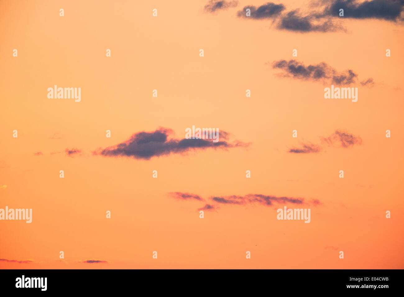 Bella caldo arancio, giallo red sky durante il sunrise / tramonto con alcune nuvole miscelati in - perfetto per gli sfondi Foto Stock