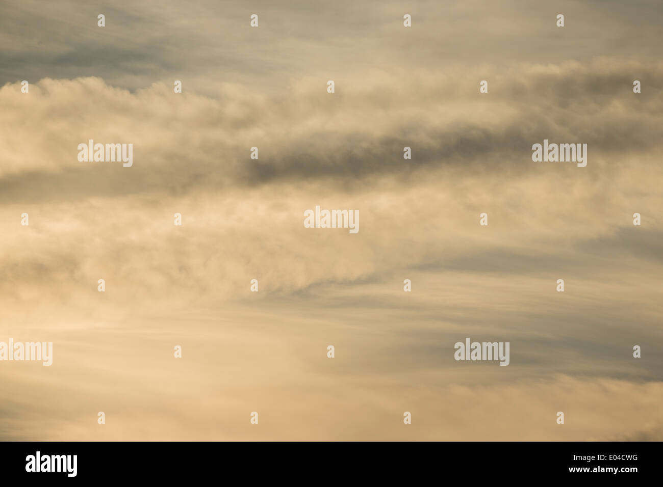 Bella caldo arancio, giallo red sky durante il sunrise / tramonto con alcune nuvole miscelati in - perfetto per gli sfondi Foto Stock