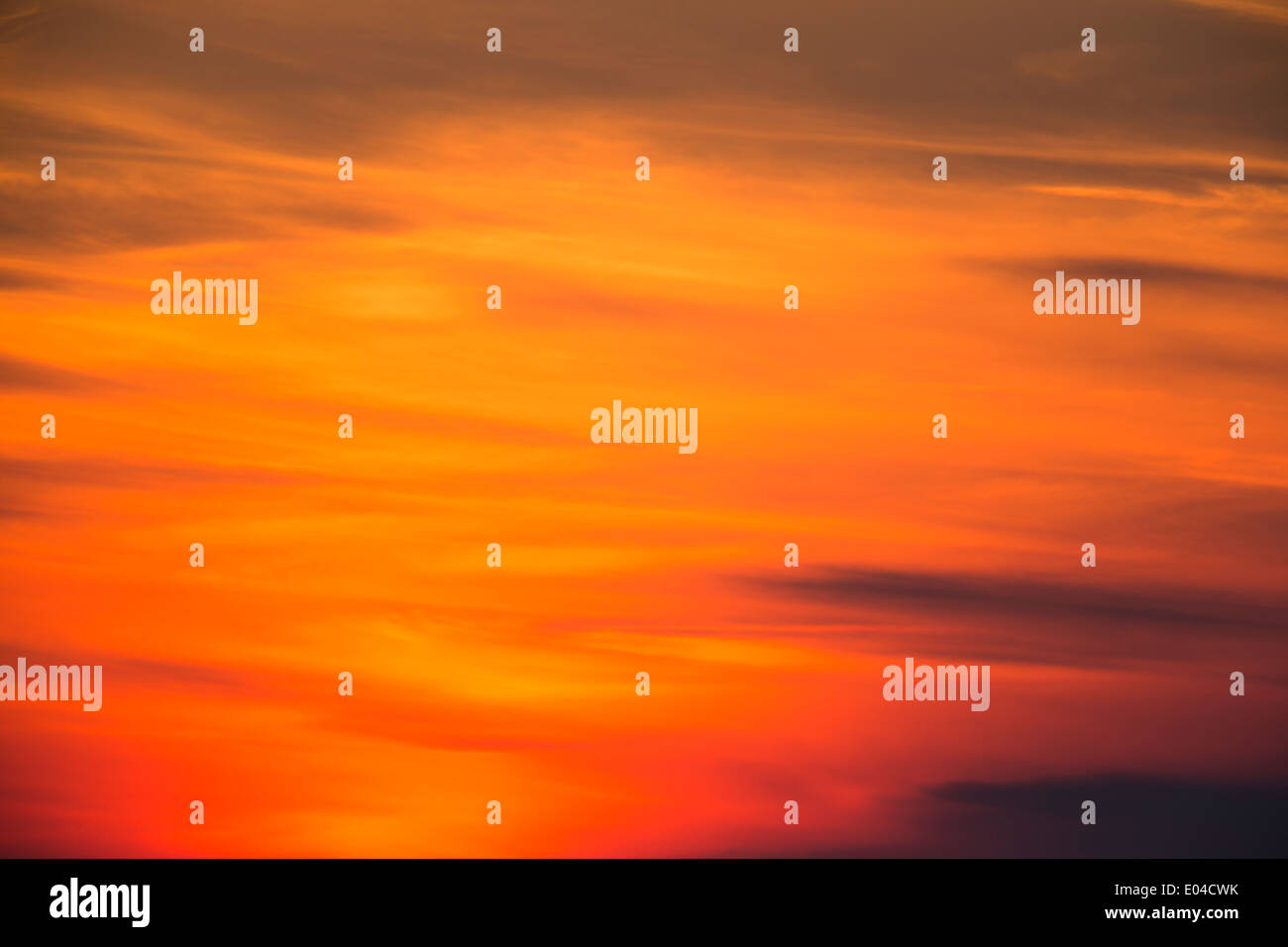 Bella caldo arancio, giallo red sky durante il sunrise / tramonto con alcune nuvole miscelati in - perfetto per gli sfondi Foto Stock